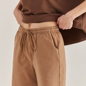מכנסיים עם גומי במותן – פריט חובה בכל מלתחה